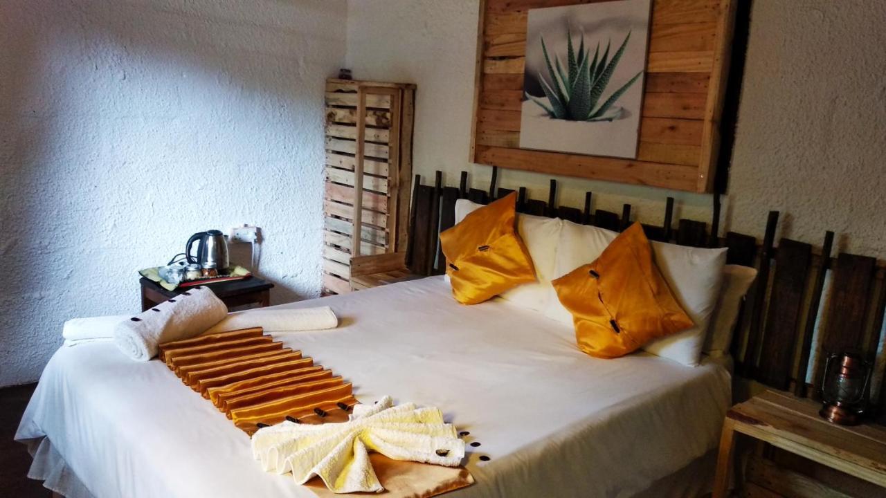 Elephant Trail Guesthouse And Backpackers Касане Стая снимка
