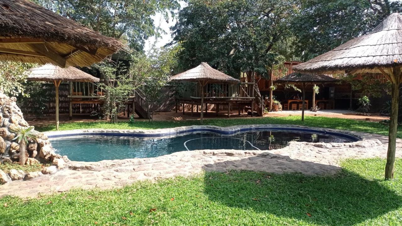 Elephant Trail Guesthouse And Backpackers Касане Екстериор снимка