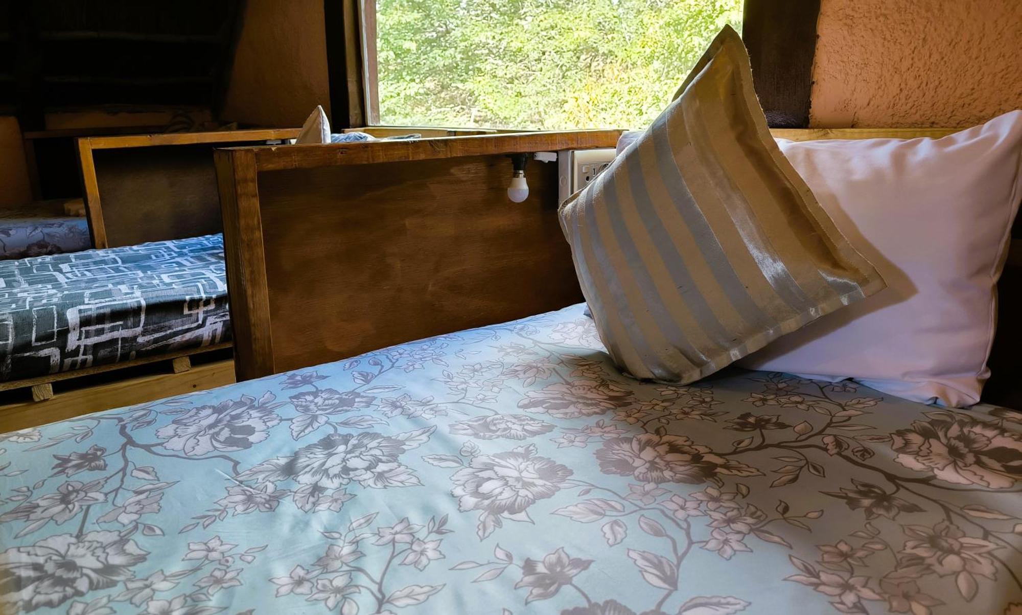 Elephant Trail Guesthouse And Backpackers Касане Стая снимка