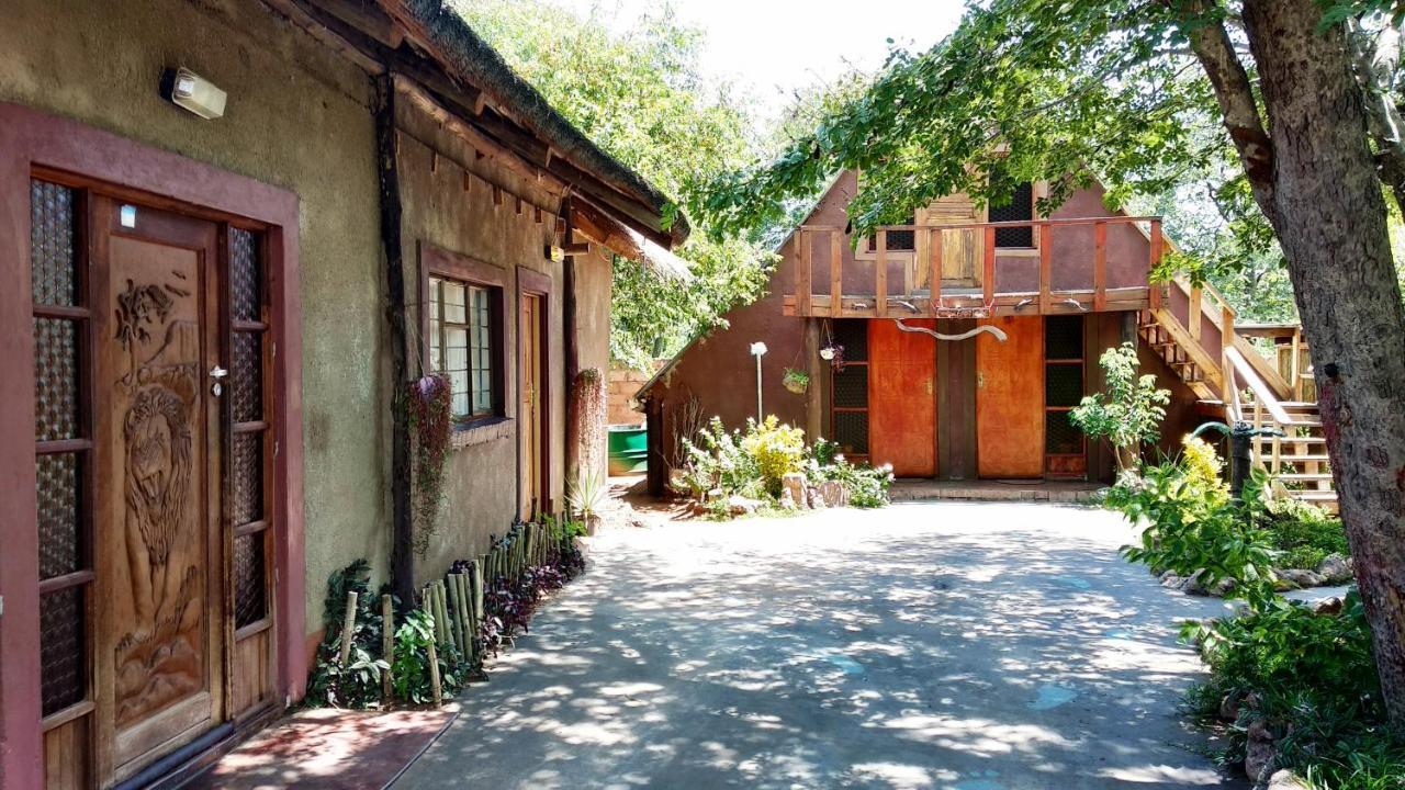 Elephant Trail Guesthouse And Backpackers Касане Екстериор снимка