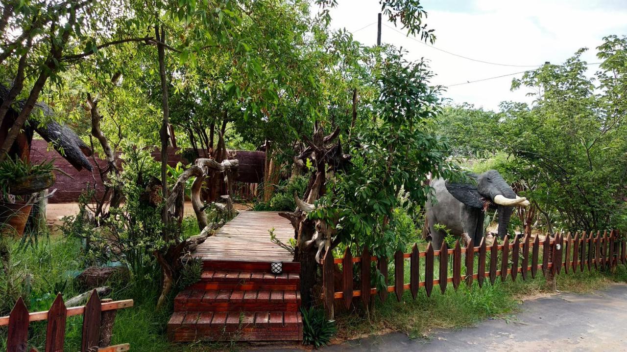 Elephant Trail Guesthouse And Backpackers Касане Екстериор снимка