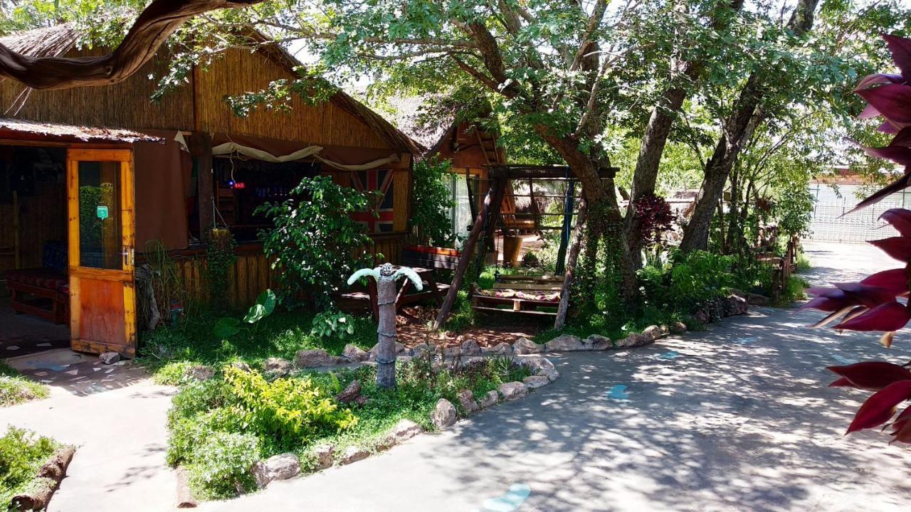 Elephant Trail Guesthouse And Backpackers Касане Екстериор снимка