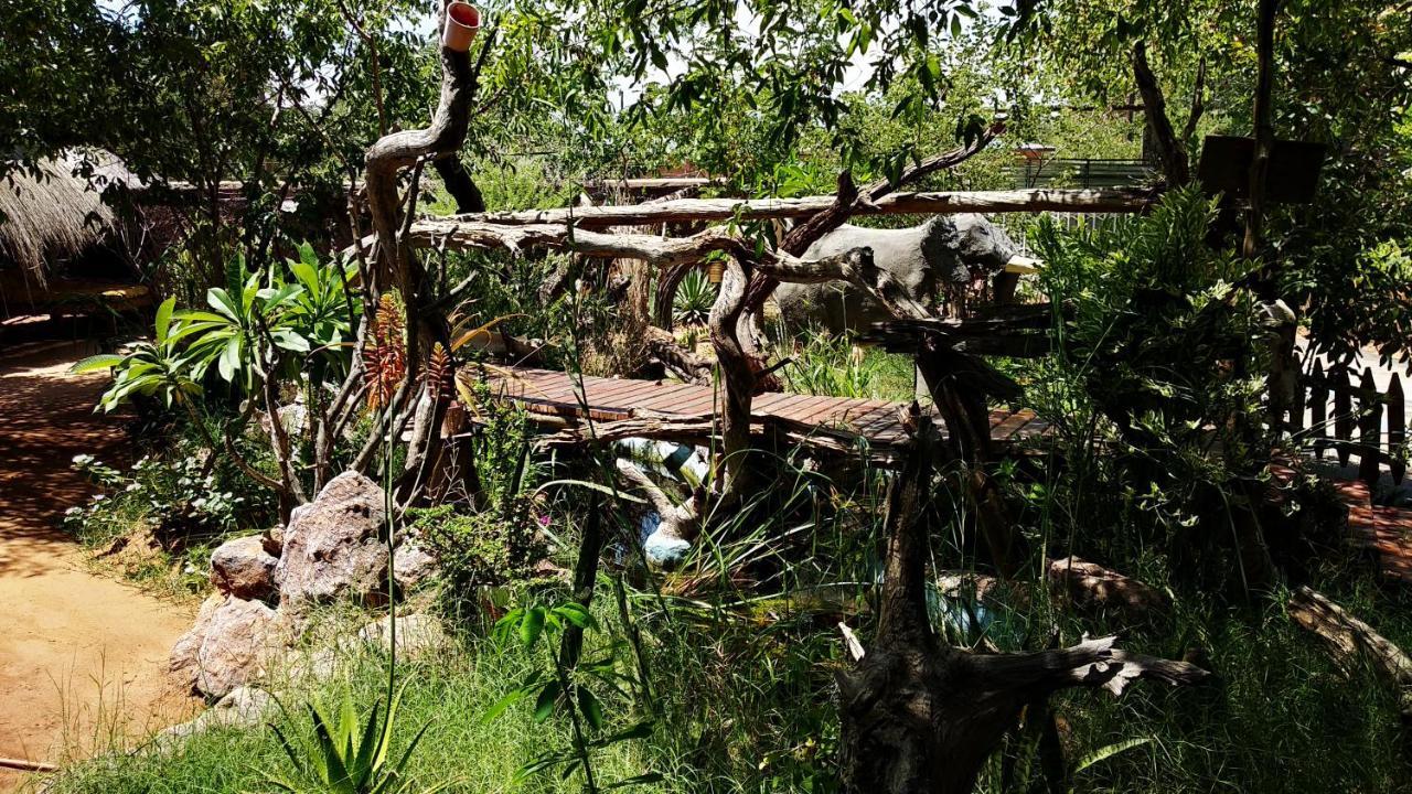 Elephant Trail Guesthouse And Backpackers Касане Екстериор снимка