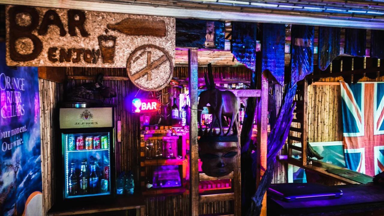 Elephant Trail Guesthouse And Backpackers Касане Екстериор снимка